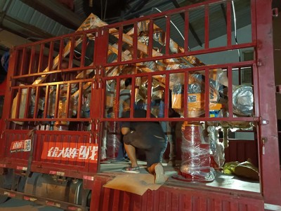 שני מניפולטורים לזרם נוטים להיטען